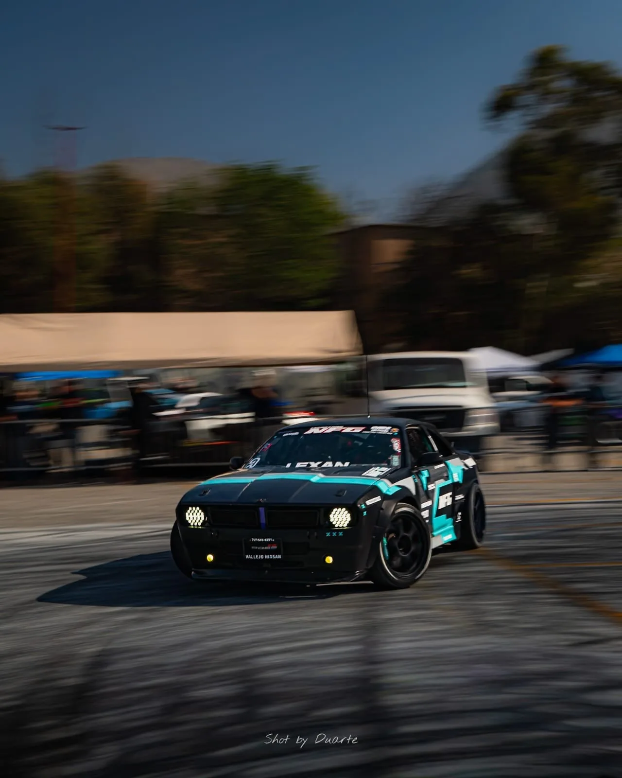 Nissan de drift derrapando frente al público