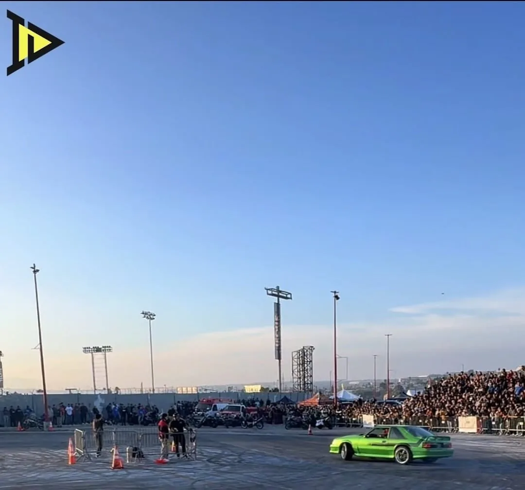 Auto de drift en la pista durante un evento de ID México
