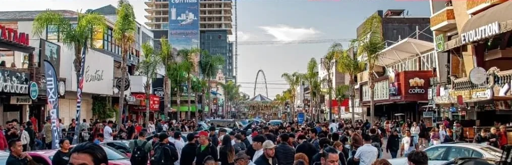 Avenida llena de público durante el Extreme Fest