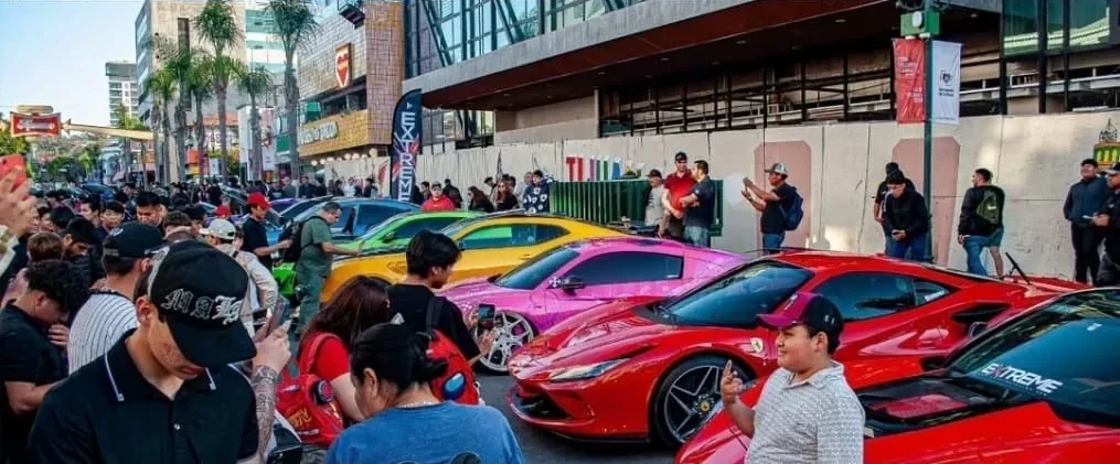 Ferraris y público en la exhibición de autos en la calle